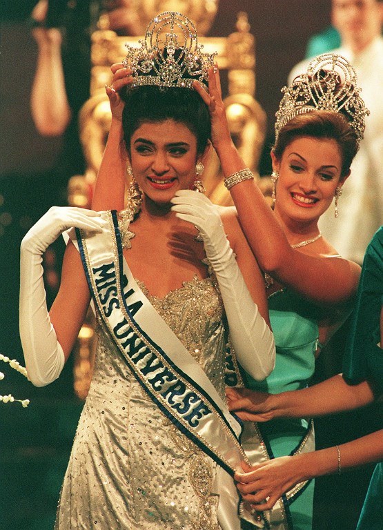 Sushmita Sen of India is crowned by outgoing Miss Universe Dayanara Torres in 1994. The pageant was held in Manila (Photo by ROMEO GACAD / AFP)
