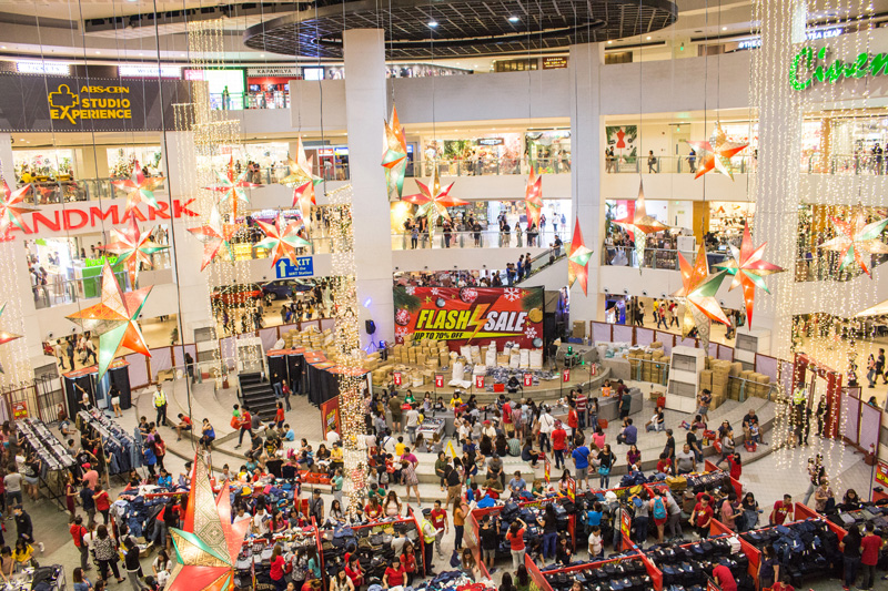 Shoppers during a sale in Trinoma mall. (Photo: Jacques Manuntag) 