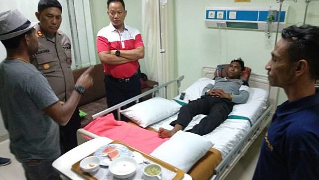 Indonesian police officer Jackson lying in a hospital bed after he was hit in the head by the wing of an airplane. Photo: Istimewa