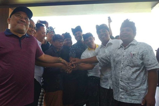 Nusa Dua residents and Kempinski hotel management shake hands over local hiring policy. Photo via Bali Post
