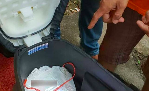 Police uncover the knife that was used to slash schoolgirl AA Pratama Dewi. Photo via Denpasar Viral.