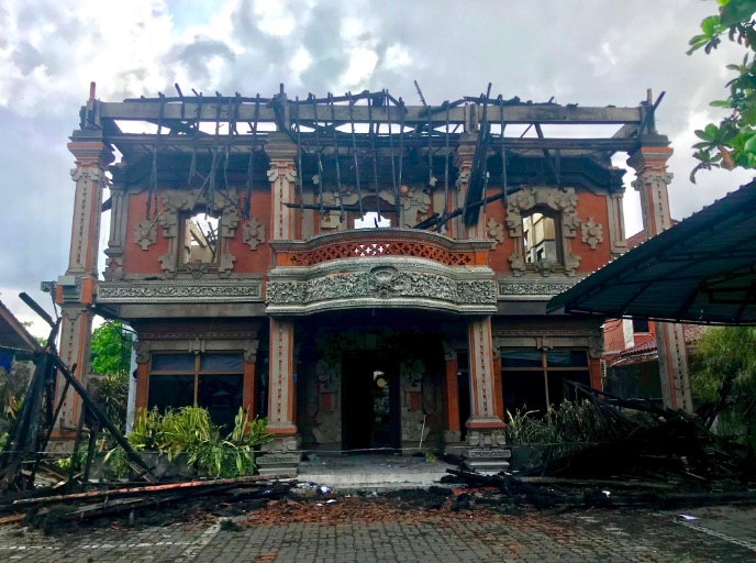 The burnt-out Pacto Destination Office. Tuesday, Dec. 11. Photo by Coconuts Bali.