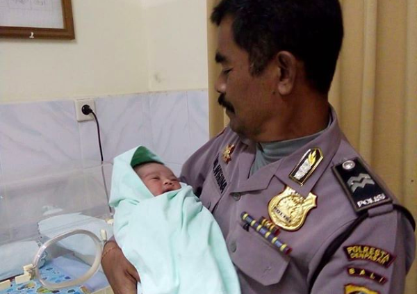 The baby is being cared for at Puri Raharja hospital. Photo via Denpasar Viral
