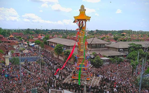 3,000 Blahbatuh villagers carried the royal bade, weighing in at 15 tons. Photo via Info Denpasar/ @hasanmotret