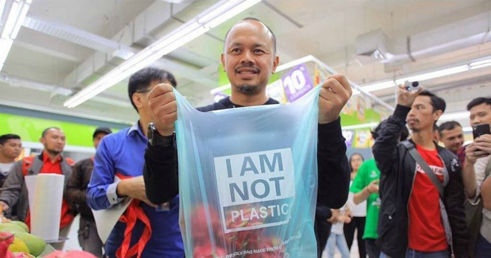 Bogor Mayor Bima Arya showing off an eco-friendly bag on the first day of his city’s plastic bag ban. Photo: Pemkot Bogor / Facebook