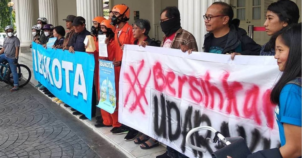 Activists from the Universal Coalition Air Clean Initiative Movement (IBUKOTA) delivering the notice of their citizen lawsuit at Jakarta City Hall on December 5, 2018. Photo: Greenpeace Indonesia / Facebook