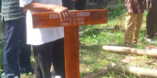 A wooden cross grave marker sawed off in the city of Jogjakarta, Indonesia. Photo: Facebook
