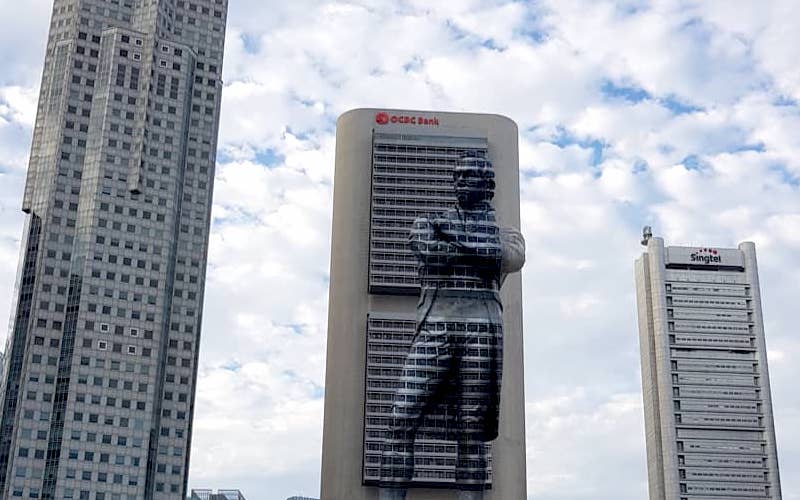 The Sir Stamford Raffles statue along the Singapore River was given the Banksy treatment as it blends to the background behind it (Photo: @rolypolygirl / Instagram)