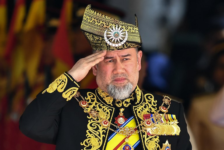 (FILES) This file photo taken on July 17, 2018 shows the 15th king of Malaysia, Sultan Muhammad V, saluting a royal guard of honour during the opening ceremony of the parliament in Kuala Lumpur. – Malaysia’s King Sultan Muhammad V has abdicated, a statement from the National Palace said on January 6, 2019. (Photo by Mohd RASFAN / AFP)