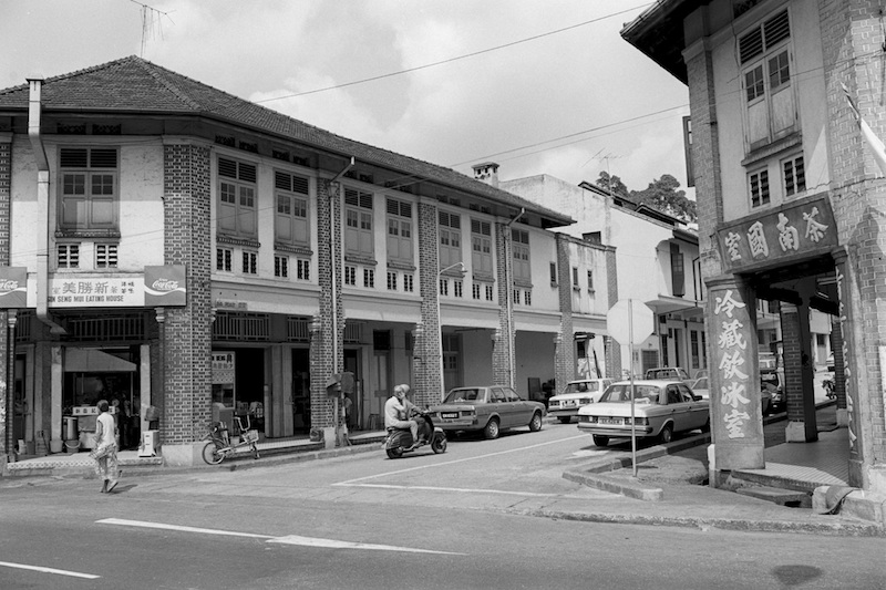 Former kopitiam at the junction of Ava Road, 1982. Photo: Lee Kip Lin and National Library Board