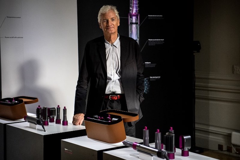 British industrial design engineer and founder of the Dyson company, James Dyson, poses with products during a photo session at a hotel in Paris on October 11, 2018. Photo: Christophe Archambault / AFP