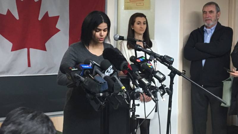 Rahaf Mohammed Alqunun speaks to media in Toronto. Photo: Twitter/ Paola Loriggio