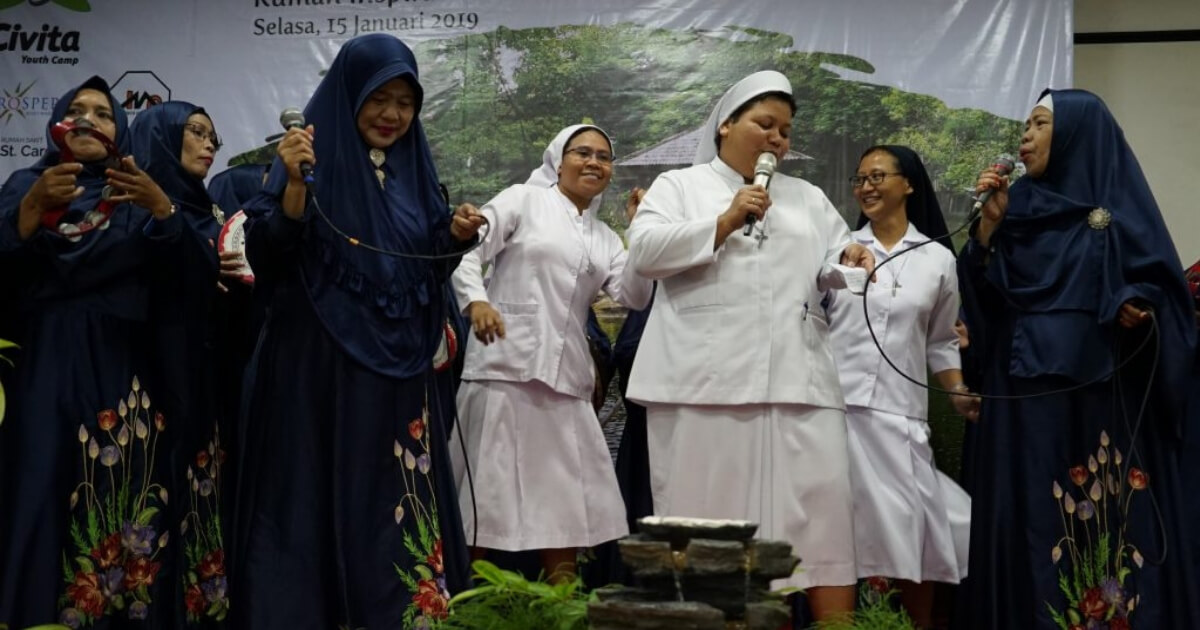 In a viral video, Catholic nuns and a qasidah group got together in a musical collaboration. Photo: mirifica.net