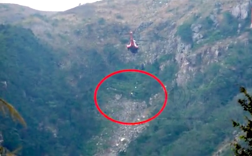A Government Flying Service helicopter airlifts to safety a hiker who fell 5 meters down a cliffside on the MacLehose Trail. Screengrab via Apple Daily video.
