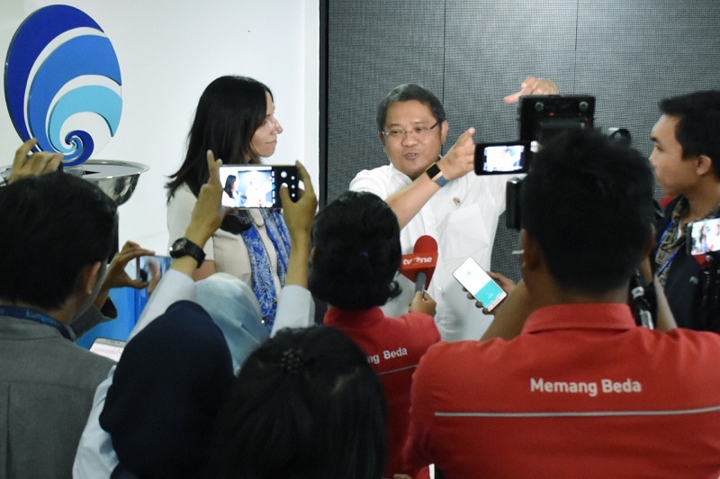 Victoria Grand, vice president for policy and communications at WhatsApp, standing alongside Indonesia’s minister of communications and information technology, Rudiantara, yesterday at the ministry’s office in Jakarta. Photo: Kominfo 