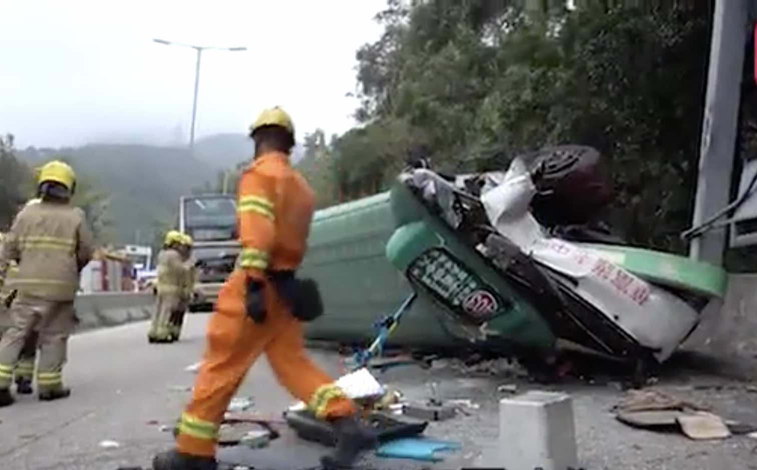 Fire services department investigating the scene of a fatal minibus crash that killed the driver, and injured his 16 passengers. Screengrab via Apple daily video.