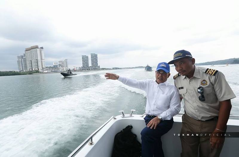 Johor chief minister Osman Sapian is seen in this photo visiting a Malaysian ship that allegedly intruded Singapore’s waters (Photo: Osman Sapian / Facebook)