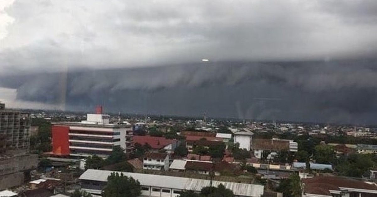 Dark clouds shaped like a tsunami appeared in the sky above the South Sulawesi capital of Makassar.  Photo: Instagram/@makassar_iinfo