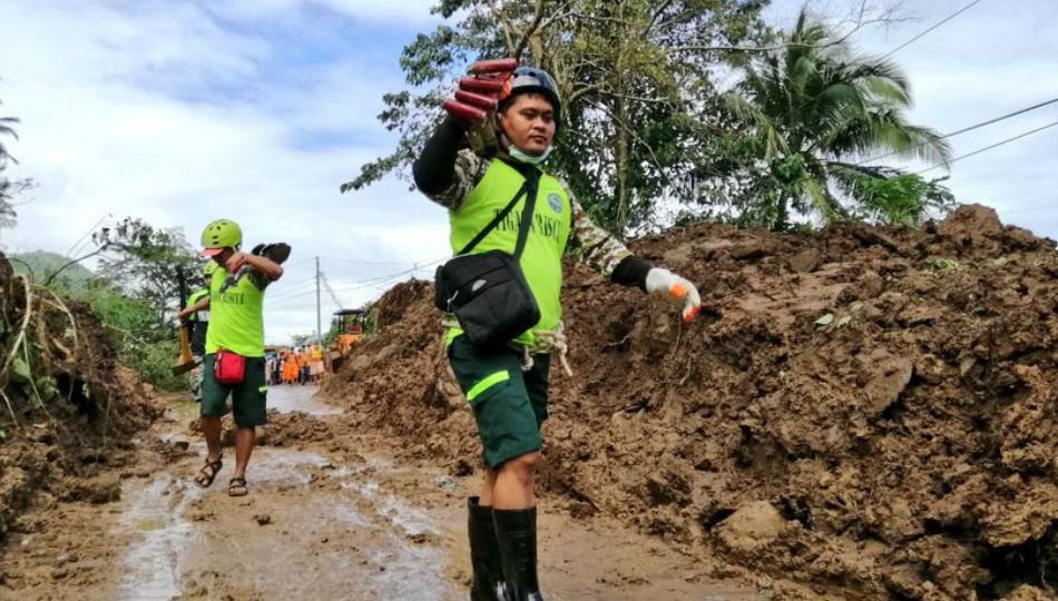 Rescuers in Patitinan, Sagñay, Camarines Sur. (Photo: Anjo Bagaoisan, ABS-CBN News) 