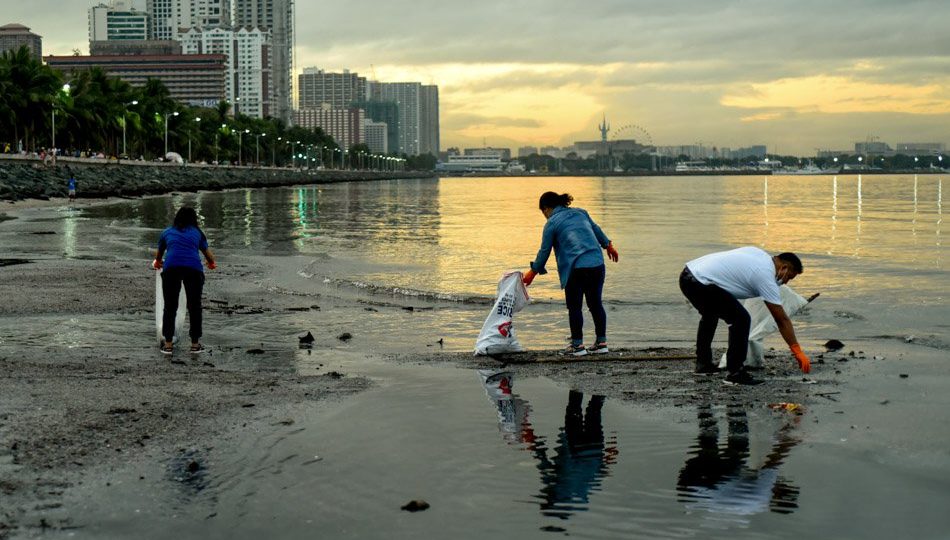 Government employees cleaning up Manila Bay. Photo: George Calvelo/ABS-CBN News