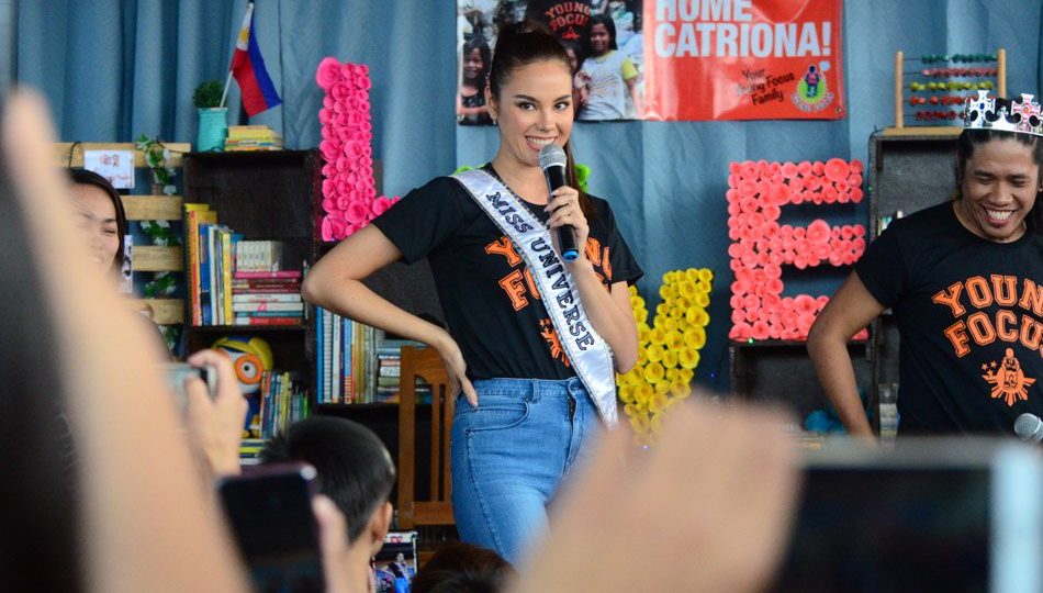 Miss Universe Catriona Gray talking to children in Tondo, Manila. Photo: Mark Demayo/ABS-CBN News