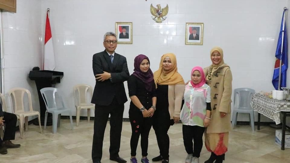 On the left, Indonesian Ambassador to Jordan Andy Rachmianto. Diah Anggraini is the woman in the pink hijab. Photo: 
Kementerian Ketenagakerjaan Republik Indonesia / 
@KemnakerRI / Facebook