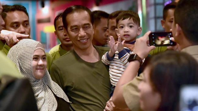 President Joko Widodo holding his grandson Jan Ethes. Photo: Biro Pers Setpres