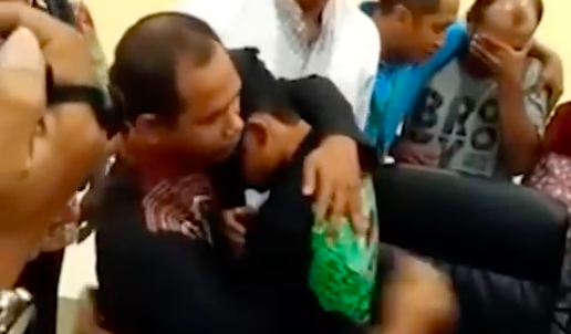 An Indonesian junior high school teacher reconciles with his student after the latter accosted and smoked in front of him in a viral video. Photo: Video screengrab from Tribun