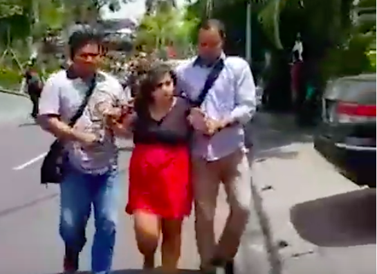 Authorities today moved Auj-e Taqaddas, the British woman who notoriously slapped an immigration official at Bali’s Ngurah Rai International Airport, to a female prison in Kerobokan. Photo: Still from YouTube video
