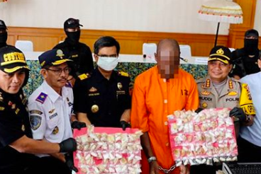 Abdul Rachman Azman along with the secured drugs. Photo: Ngurah Rai Customs