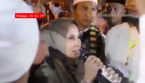 A woman calling out an Islamic preacher for constantly criticizing the government during a sermon in Medan, North Sumatra on Feb 16, 2019. Photo: Video screengrab from Twitter
