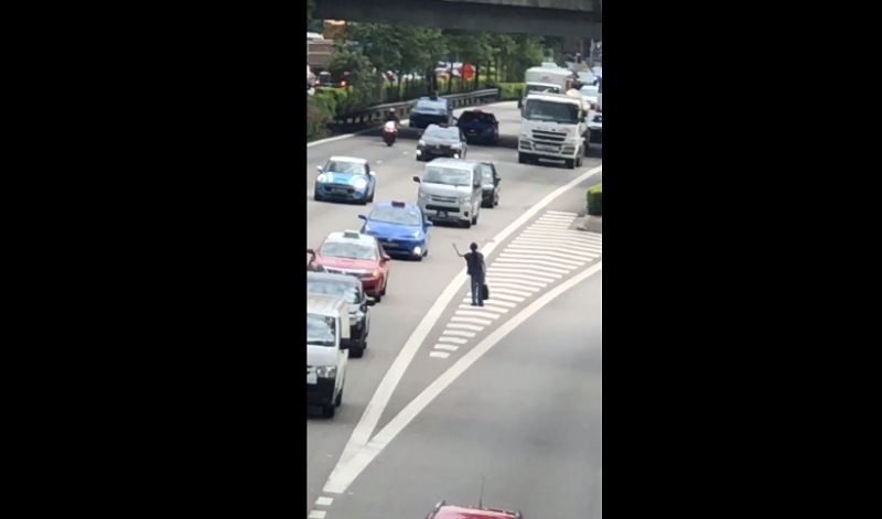 A person was spotted on viral videos trying to flag a vehicle to stop in the middle of an expressway (Photo: Reddit screengrab)