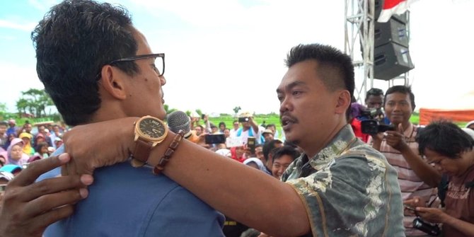 VP candidate Sandiaga Uno (Left) speaking with an onion farmer at a campaign event. Photo: Twitter/@sandiuno