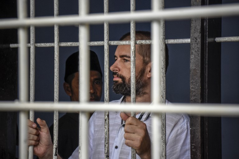 French national Felix Dorfin, accused of trafficking drugs into Indonesia, waits inside a holding cell following his arrival at a court in Mataram, West Nusa Tenggara on March 4, 2019. – Dorfin is facing execution under Indonesia’s strict drug laws after he was caught using a false-bottomed suitcase to bring narcotics into the Southeast Asian nation, an official said on March 4. (Photo by NUSANTARA AJI / AFP)