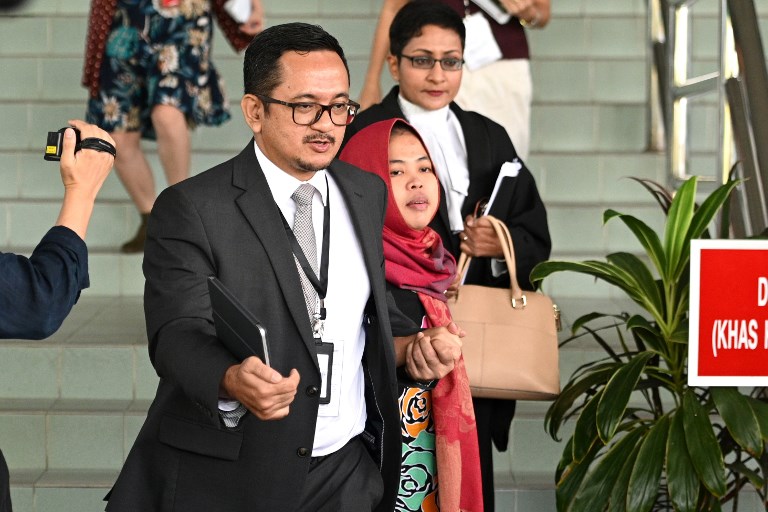Indonesian national Siti Aisyah (C) is escorted while leaving the Shah Alam High Court, outside Kuala Lumpur on March 11, 2019 after her trial for her alleged role in the assassination of Kim Jong Nam, the half-brother of North Korean leader Kim Jong Un. – An Indonesian woman accused of assassinating the North Korean leader’s half-brother was to be freed March 11 after a prosecutor withdrew a murder charge against her, a judge said. (Photo by MOHD RASFAN / AFP)
