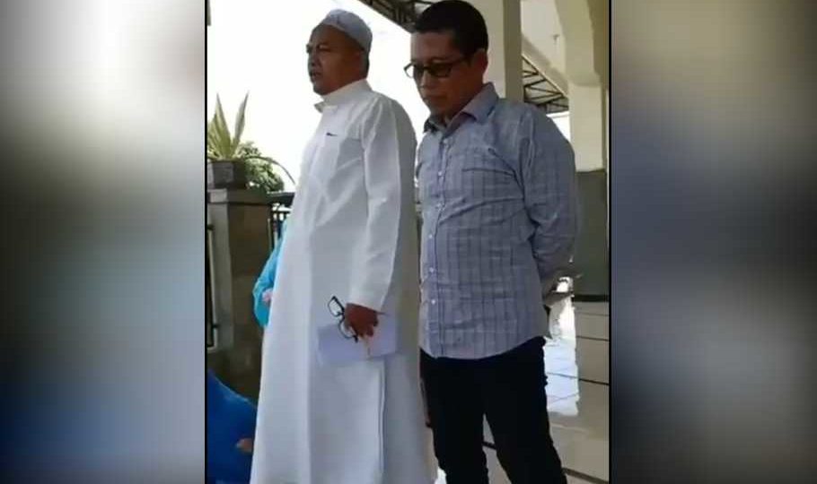 A viral clip featuring Ustaz Supriyanto (left) telling an audience that the government was planning to “legalize adultery” recently went viral in Indonesia. Screenshot: Twitter