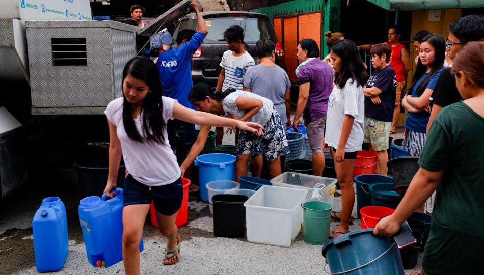 Mandaluyong City residents line up for water rationed by Manila Water on March 11. (Photo: George Calvelo/ABS-CBN News)