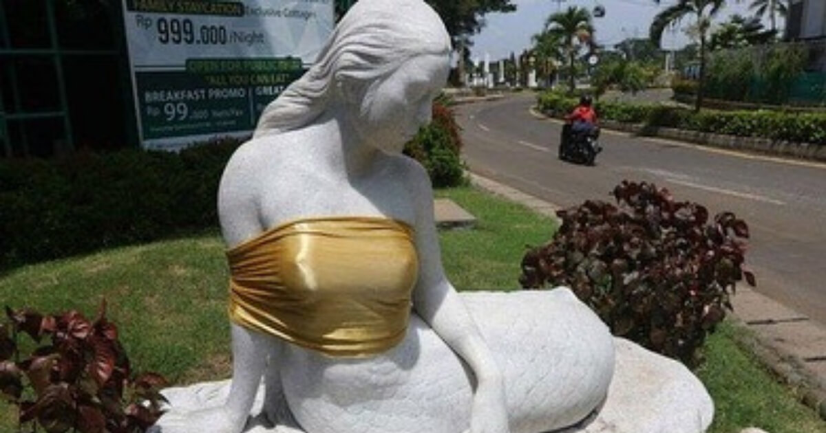 A mermaid statue at Ancol Dreamland, now outfitted with golden cloth around its bust. Photo: Istimewa