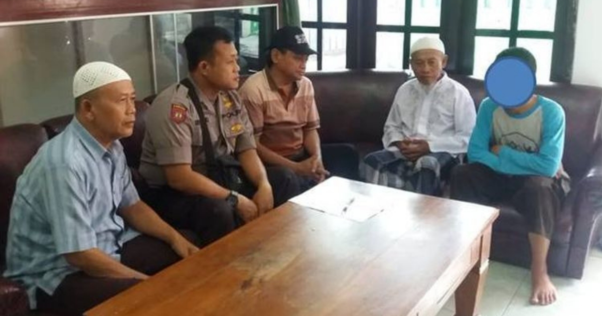 Police on their visit to Maryanto’s house, with the suspect, 14-year-old boy identified by his initials FAF. Photo: AKP Didik Noertjahjo