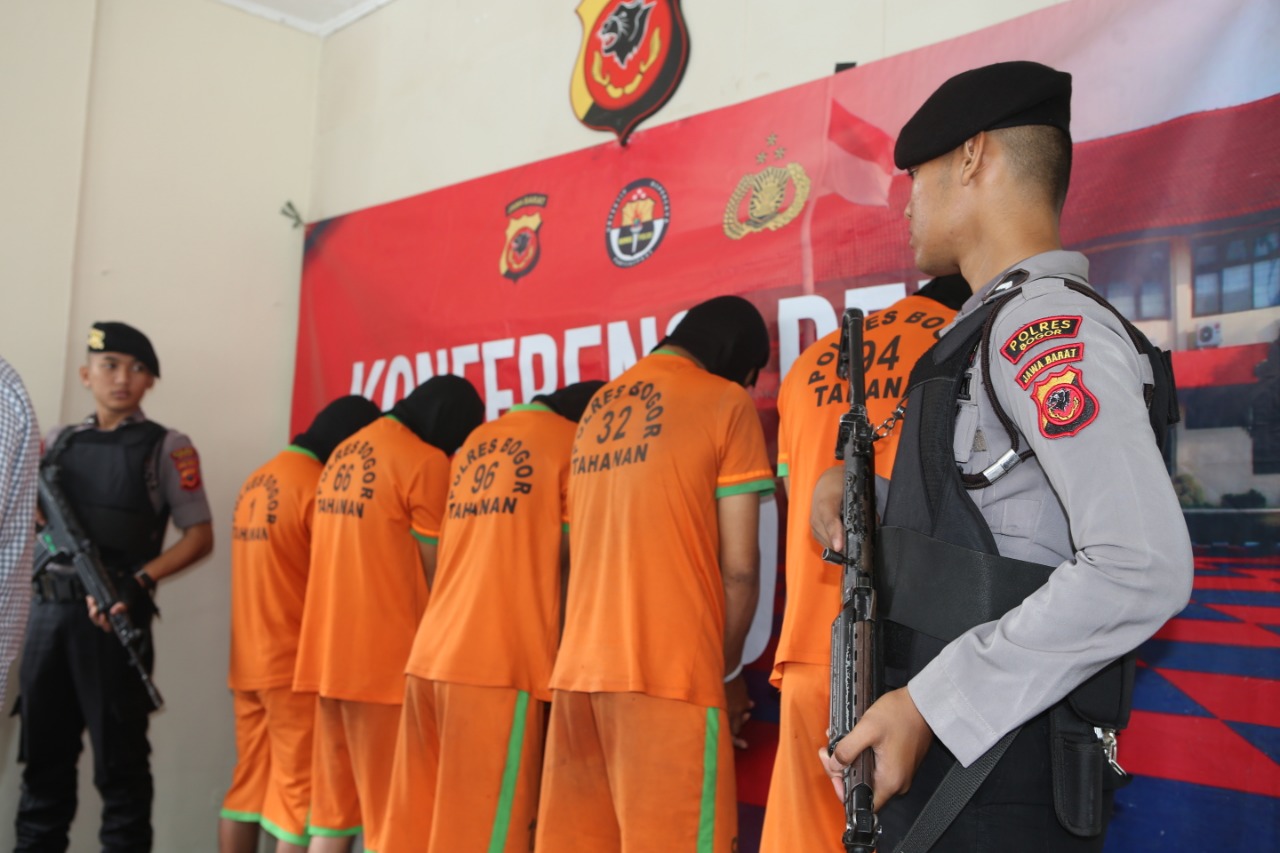 The five suspects believed to be members of a robbery gang led by a legislative candidate identified as SP. Photo: Polres Bogor