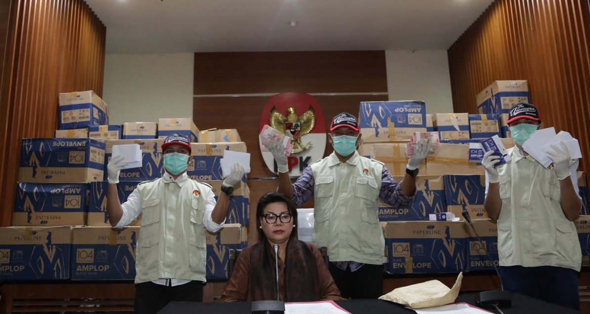 KPK investigators showing off boxes containing cash they confiscated from the arrest of Golkar politician Bowo Sidik Pangarso on March 28, 2019. Photo: Twitter/@KPK_RI