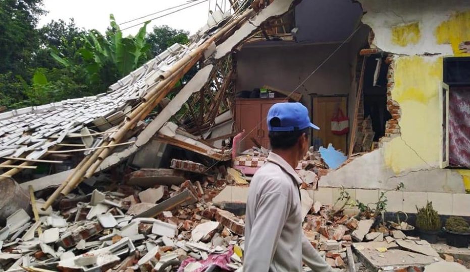 Scenes on Lombok after Sunday’s earthquake. Photo: Facebook/Tirto Wijaya Fathul Muin
