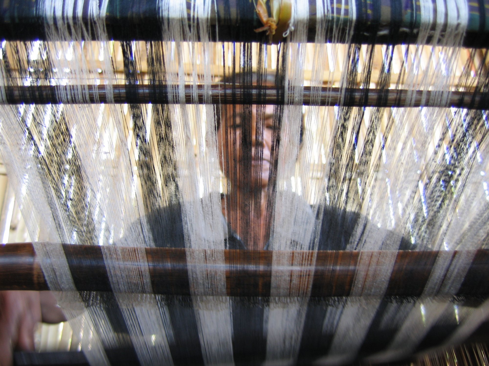 Weaver Sarim making poleng textile. Photo: xx 
