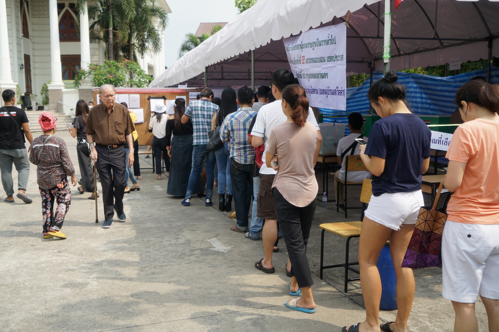Voters and a Bangkok polling station. Photo: Teirra Kamolvattanavith/ Coconuts Media