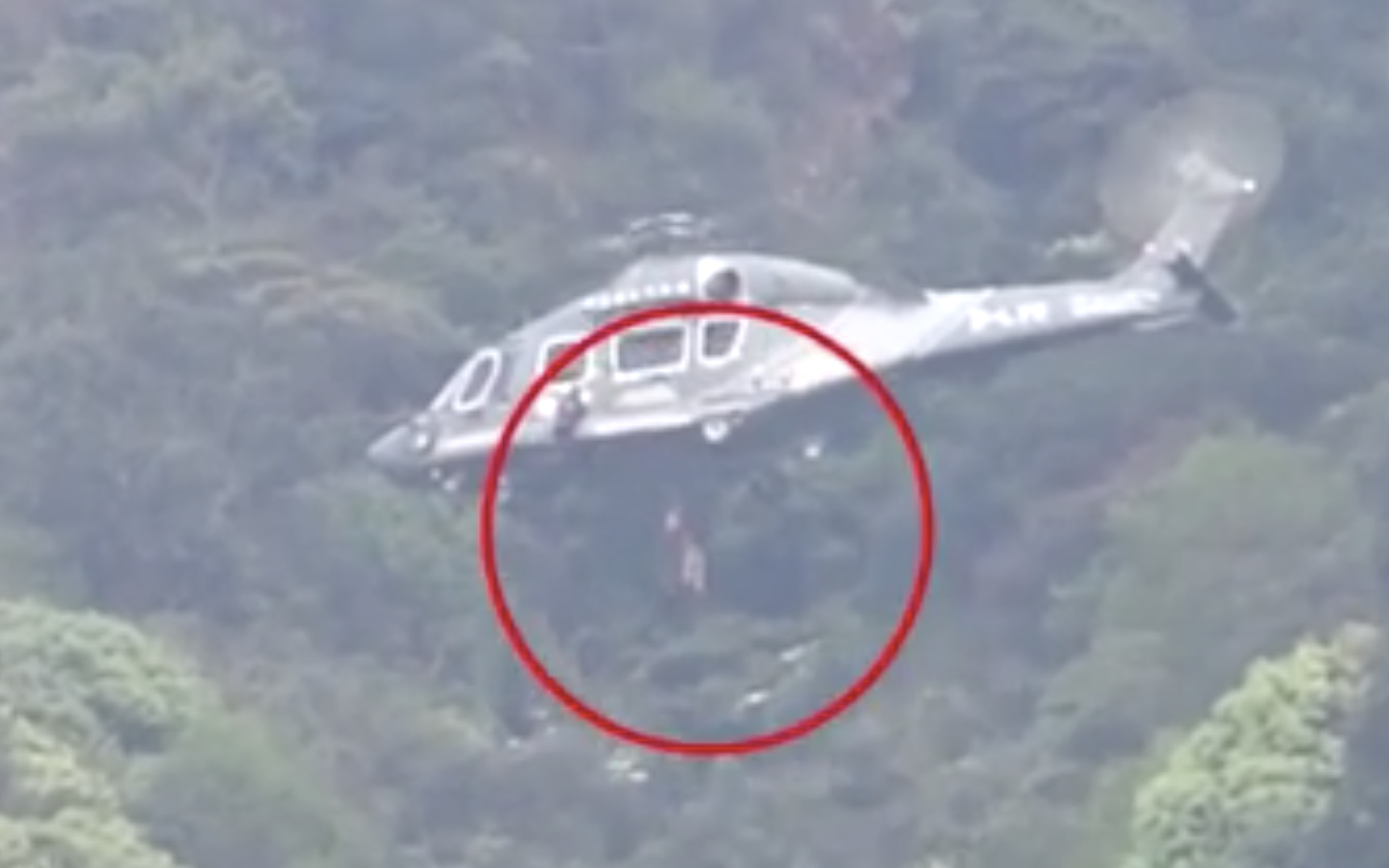 Man gets airlifted from a hiking trail in Ma On Shan. Screengrab via YouTube.