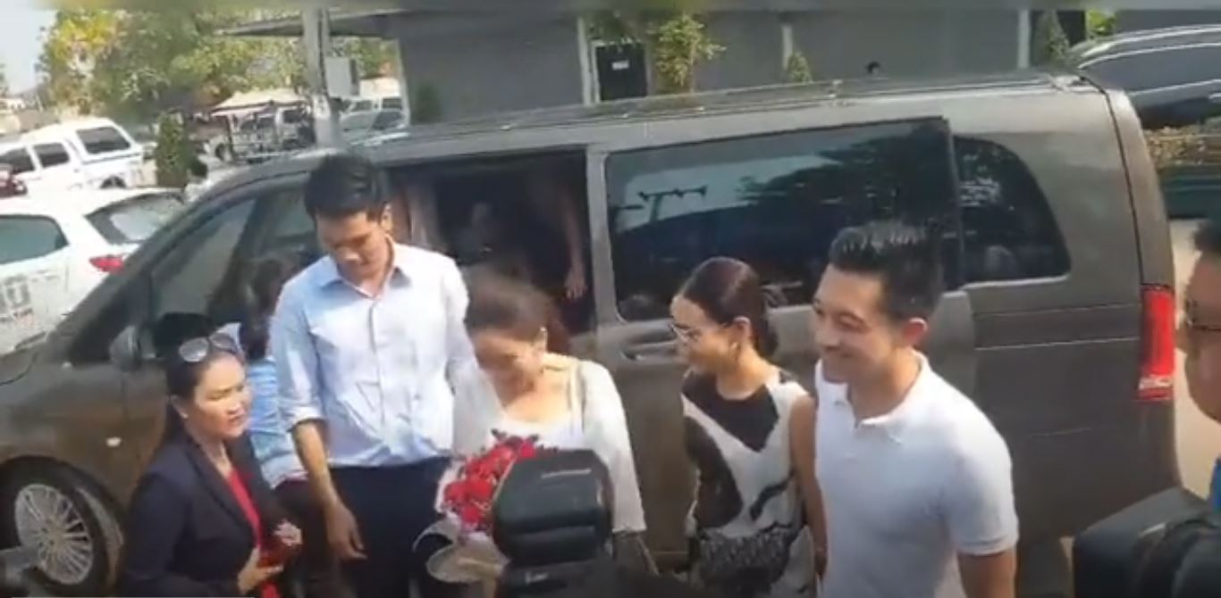 Former PM Thaksin Shinawatra's daughters Pintongtha Kunakornwong and Peathongtarn Shinawatra were also spotted casting their votes in the Khan Na Yao District station.Peathongtarn was reportedly greeted at the station with celebratory flowers from her fan club, having just came from her own engagement ceremony in the morning. 