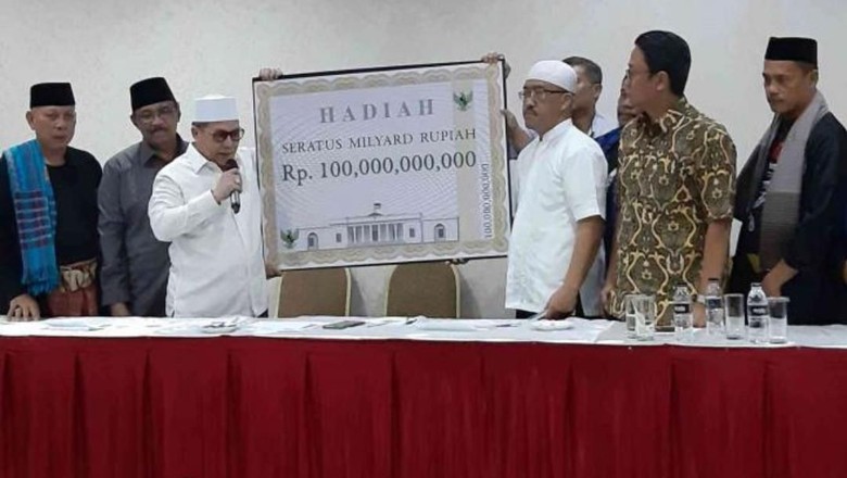 Members of “Aliansi 7 Relawan Jokowi-Ma’ruf” offering their reward of Rp 100 billion to any Prabowo supporter that can prove their massive and systemic vote fraud claims. Photo: Aliansi 7 Relawan Jokowi-Ma’ruf