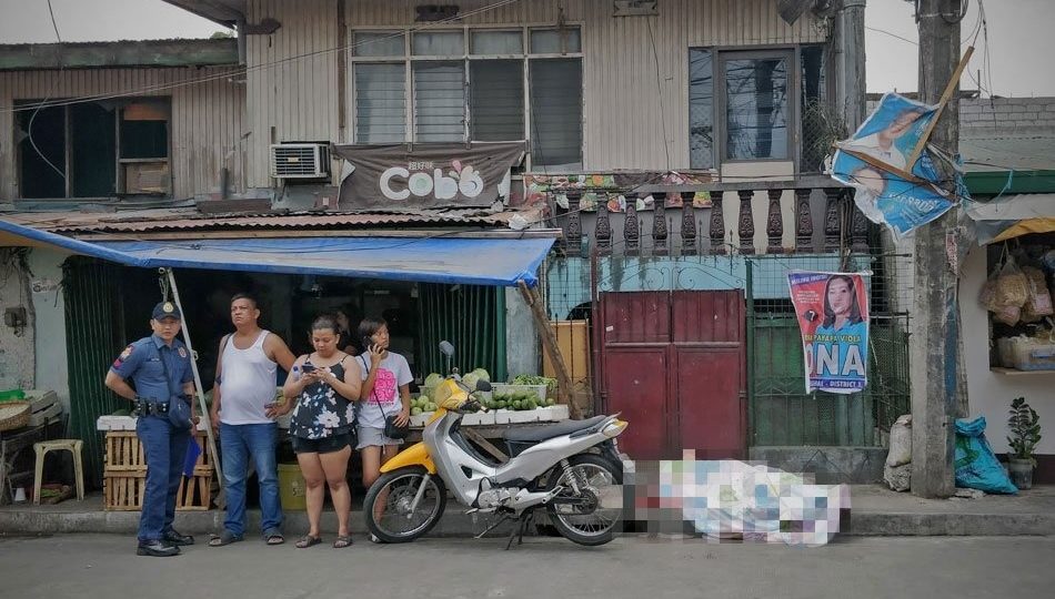 Dante Sih’s dead body lies at a street in Panghulo, Malabon. Photo: Vincent Go/ABS-CBN News