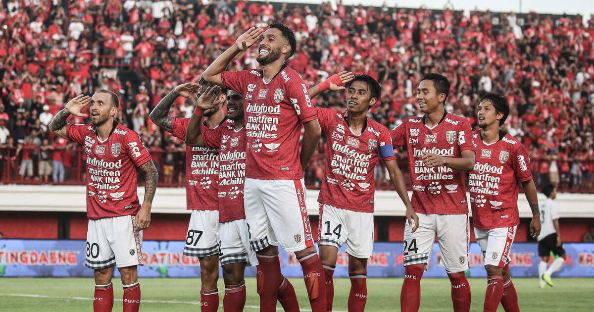Bali United’s Stefano Lilipaly (center) and his teammates celebrating after scoring a goal in the first leg of Piala Indonesia quarterfinal against Persija Jakarta on Friday, April 26. Photo: Facebook/Bali United FC