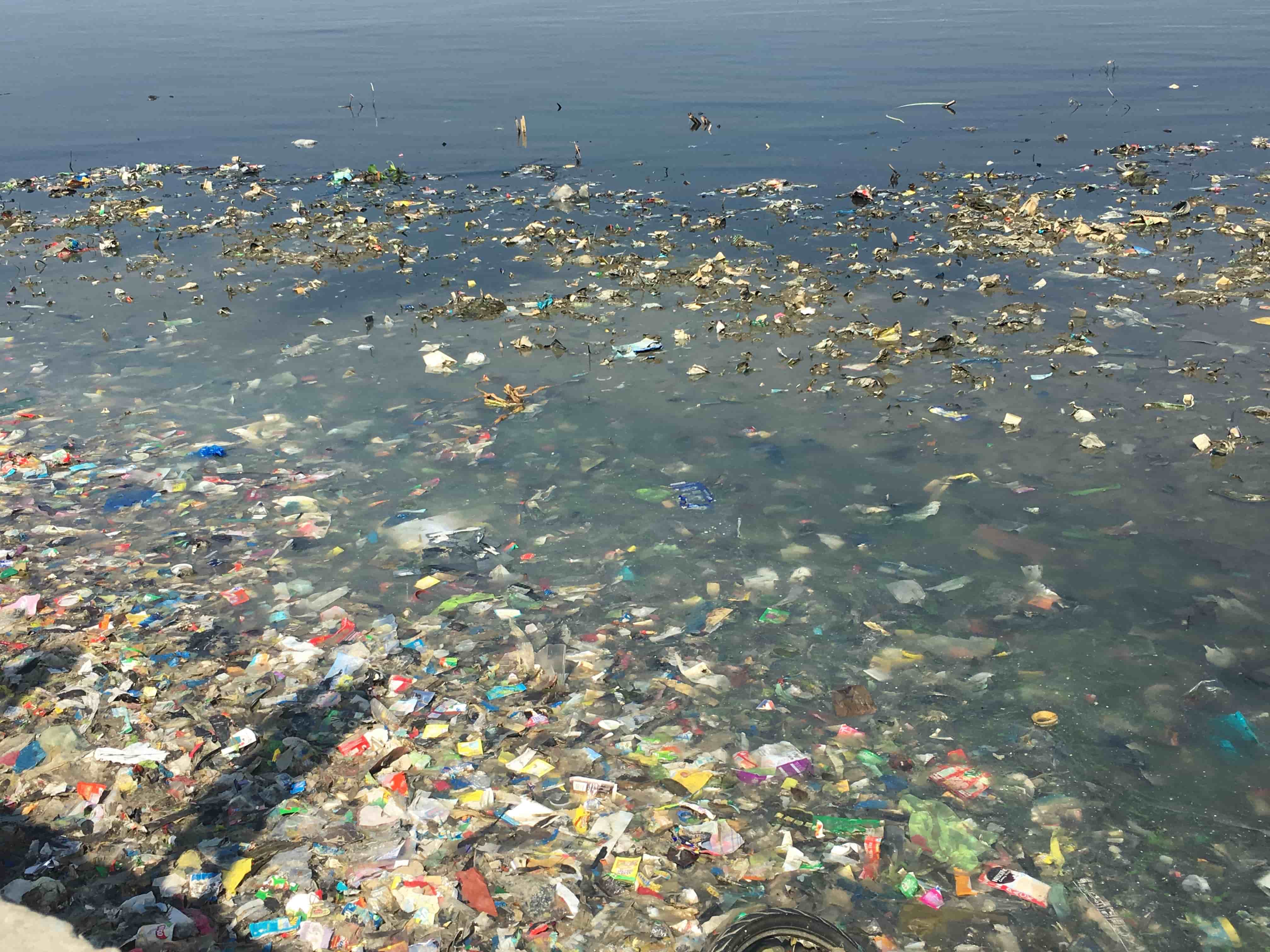 Trash in Baseco waters. (Photo: Therese Reyes/Coconuts)